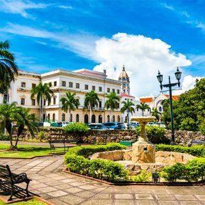 Vista panorámica de Casco Viejo en Panamá con arquitectura colonial y calles empedradas
