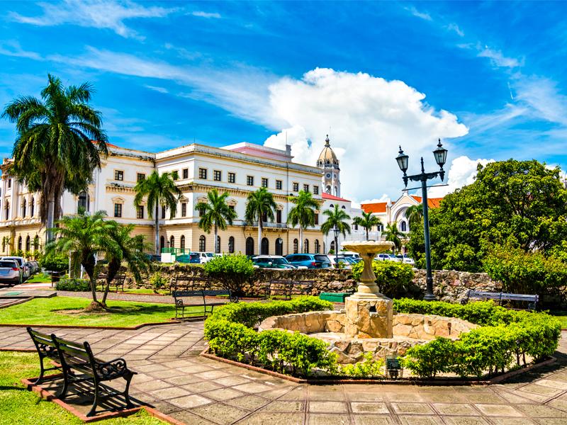 Vista panorámica de Casco Viejo en Panamá con arquitectura colonial y calles empedradas