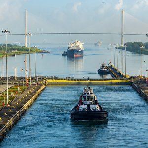 Vista del Canal de Panamá con barcos navegando a través de la vía acuática