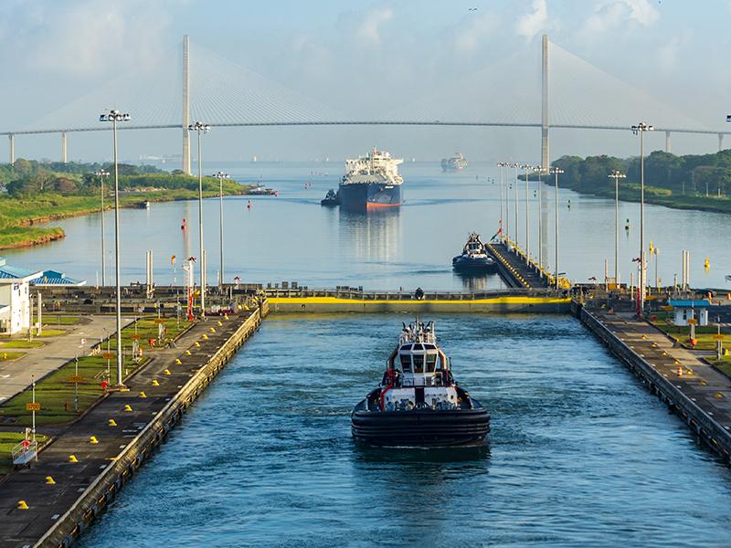 Vista del Canal de Panamá con barcos navegando a través de la vía acuática