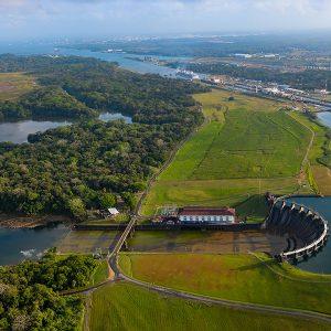 Panorámica del Lago Gatún rodeado de exuberante vegetación en Panamá