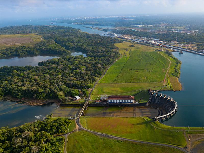 Panorámica del Lago Gatún rodeado de exuberante vegetación en Panamá